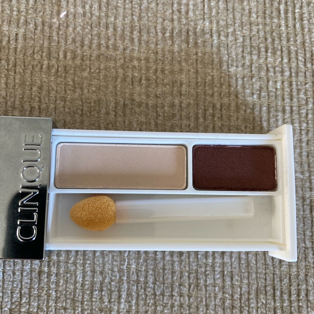 Brand new Clinique color surge eye shadow duo French vanilla